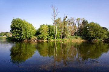 Fototapeta na wymiar Loire river bank near Beaugency village