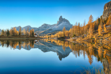Fototapeta premium Wonderfull autumn view of Lake Federa in Dolomites