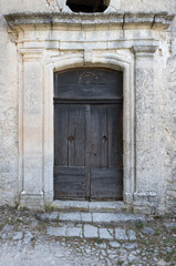 Alte verwitterte Kirchentüren in der Provence, Frankreich