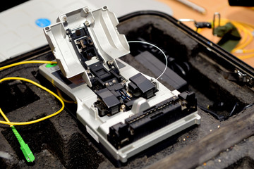 Fusion splicing fiber optic machine in network. Preparation of a fiber optic apparatus for welding in a network.