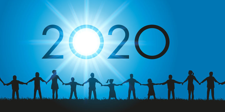 Un groupe d’hommes et de femmes de tous les âges ainsi que des enfants qui se donnent la main face au soleil et à l’année 2020 qui s’inscrit dans le ciel.