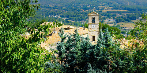 Naklejka premium church in the middle of mediterranean village in the south of france