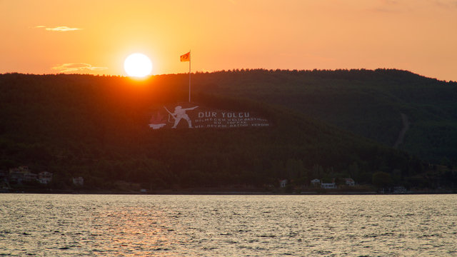 Canakkale Strait, a memory of war: "Stop passenger. This land you come to know without stepping, this is where an era sinks."