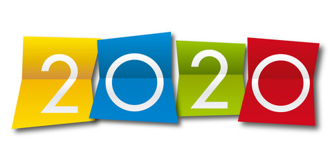 Carte de vœux 2020 avec l’année inscrite sur quatre papiers pliés de couleurs différentes, un jaune, un bleu, un rouge et un vert
