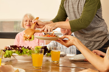 Obraz na płótnie Canvas Gesunder Salat und Orangensaft auf dem Tisch