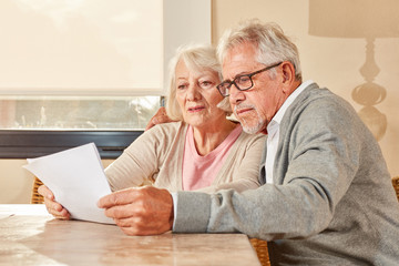 Senioren Paar liest zusammen einen Vorsorge Plan