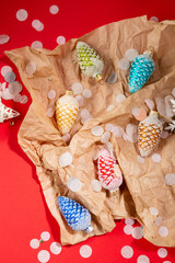 Obraz premium Red christmas background with glass decorations