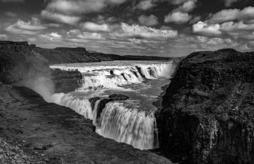 Gullfoss Island schwarz-weiß Sehenswürdigkeit Attraktion Wasserfall Stufen Schmelzwasser...