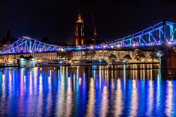 Illuminierter Eiserner Steg in Frankfurt am Main anlässlich des 150 jährigen Bestehens