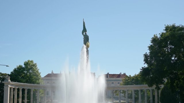 Springbrunnen Hochstrahlbrunnen in Wien in Sonnenschein