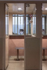 vis a vis de la cárcel, para poder hablar con los familiares que vienen a ver a los presos