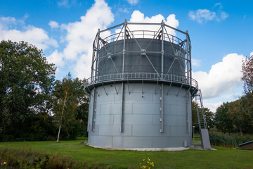 Obraz premium Complete renovated gas holder in the village Dedemsvaart province Overijssel, was a gas storage in use in the first half of the twentieths century as a light gas supply for industry and household.