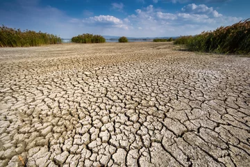 Fleecedeken met foto Dry lake bed with natural texture of cracked clay in perspective floor © ververidis