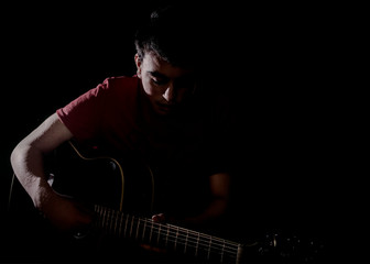 Ragazzo in musica terapia