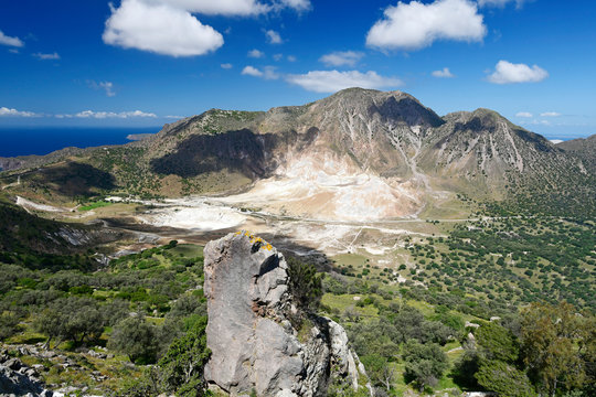 Vulkankrater / Stefanos-Krater auf Nisyros, Dodekanes, Griechenland - volcanic crater on the greek island Nisyros