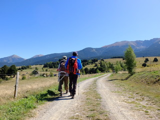 couple homme femme de randonneur en montagne sur sentier