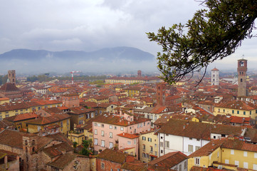 Obraz premium A view of the city Lucca in a rainy day