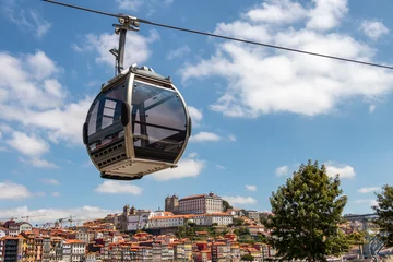 Keuken spatwand met foto Gondola of the cable car in the city Vila Nova de Gaia.Teleferico de Gaia © Alfredo