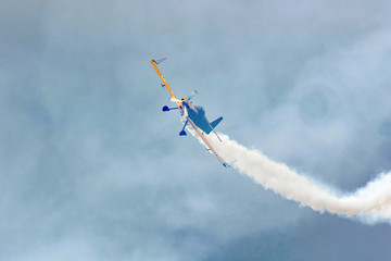 aereo acrobatico in evoluzione con fumogeno