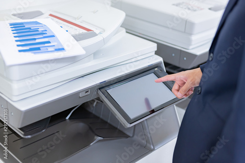 ビジネスシーン コピー機を使うビジネスマン Wall Mural あんみつ姫