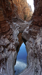 Reflet des roches lors d'une randonnée en Namibie