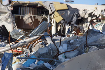 Obraz na płótnie Canvas ruiny ,nalot ,bomba , wyburzanie domów , rozbiórka budynków , huragan , gruzowisko , po nalocie bombowym , trzęsienie ziemi
