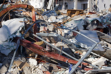 ruiny ,nalot ,bomba , wyburzanie domów , rozbiórka budynków , huragan , gruzowisko , po nalocie bombowym , trzęsienie ziemi - obrazy, fototapety, plakaty