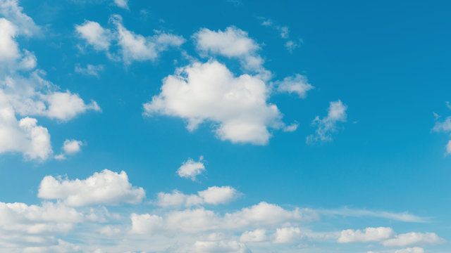 Blue sky background with cumulus clouds © Allusioni