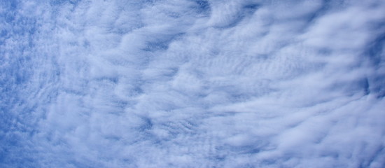 Faszinierende vom Wind verwehte Wolken am blauen Himmel