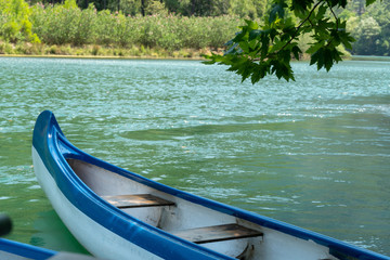Obraz premium Blue and White Canoe in Lake