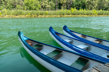 Obraz premium Blue and White Canoe in Lake