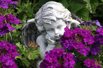 Traurige Engelstatue mit lila Blumen, Gartendekoration, Friedhofsengel, Grabschmuck