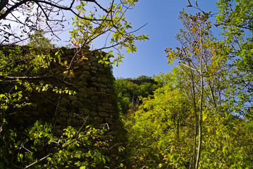 Fototapeta premium Vista dal sentiero 208 dal villaggio di Baciardi all'eremo di Morimondo