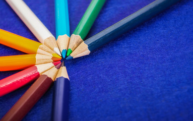 Naklejka premium Nine multicolored pencils on a purple felt background. Different colored pencils with space for text. Back to school. Art lessons.
