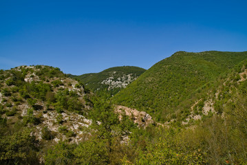 Fototapeta na wymiar Vista dal sentiero 208 dal villaggio di Baciardi all'eremo di Morimondo