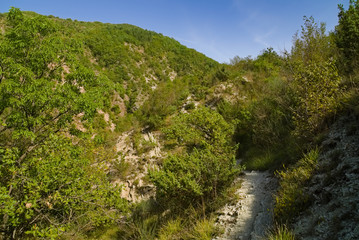 Fototapeta na wymiar Vista dal sentiero 208 dal villaggio di Baciardi all'eremo di Morimondo
