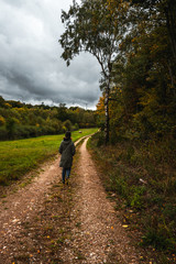einzelne Frau auf Wanderweg im herbstlichen Hunsrück in Deutschland