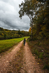 einzelne Frau auf Wanderweg im herbstlichen Hunsrück in Deutschland