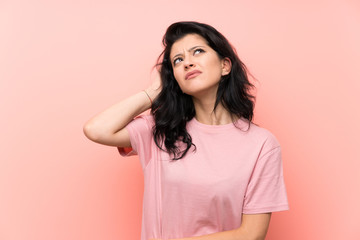 Obraz premium Young woman over isolated pink background having doubts and with confuse face expression