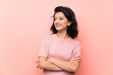 Obraz premium Young woman over isolated pink background looking to the side
