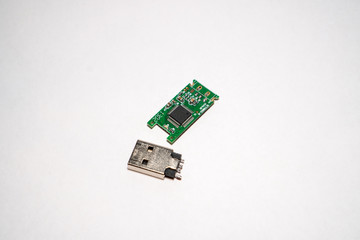 Kaputter USB Stick isoliert auf weißem Hintergrund