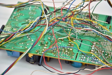 Circuito electr&oacute;nico averiado con una mara&ntilde;a de cables sueltos 