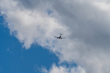 Fototapeta na wymiar Flugzeug mit Wolken