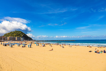 Obraz premium San Sebastian, Beach view, surfers and tourists