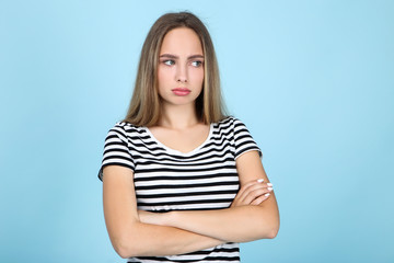 Obraz premium Beautiful young woman on blue background