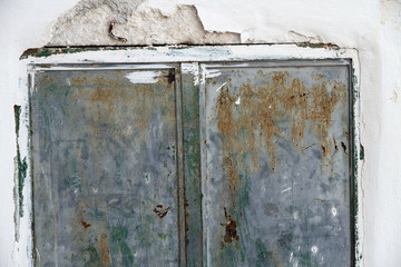 Alte verwitterte rostige rustikale Tür aus Metall. Spuren von Rost und Farbe