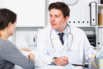 Fototapeta premium Doctor speaking with client in the medical center