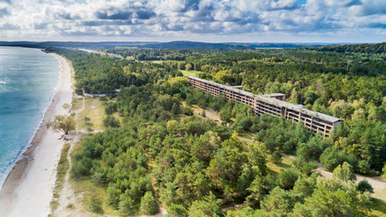 Fototapeta premium Prora – gigantyczny historyczny nazistowski ośrodek wypoczynkowy nad Bałtykiem na wyspie Rugia