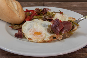 Espárragos con jamón y huevos fritos.