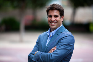 Hombre de mediana edad mirando sonriente 